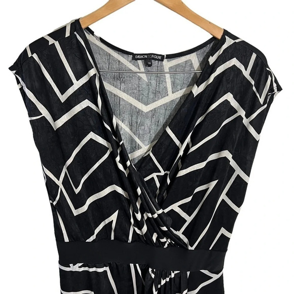 Fashion to Figure Black and White Geometric Print Blouse Plus 1X Draped V Neck - Picture 2 of 5